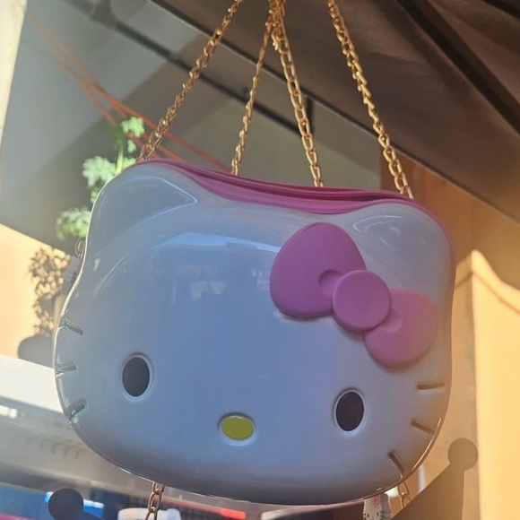 Hard case hello Kitty purse - Picture 3 of 3